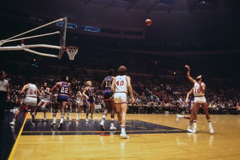 A canestro contro i Detroit Pistons nel &#39;74 (Getty Images)